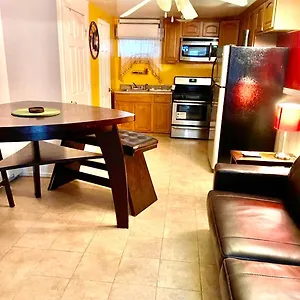 Large 3-bedrooms/2-bath Apt, One Block To Train Nueva York